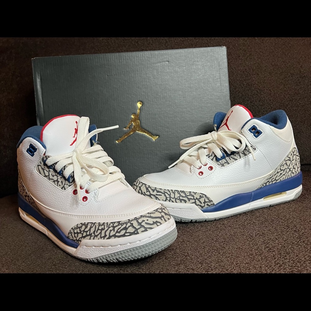 Jordan Men’s White/Blue/Red Elephant Print Sneakers